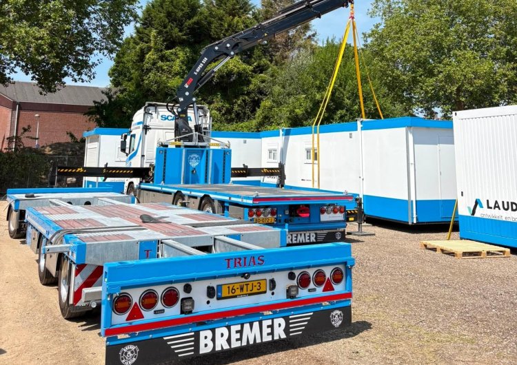 Combinatie kraanauto + trias trailer voor St vd Brink
