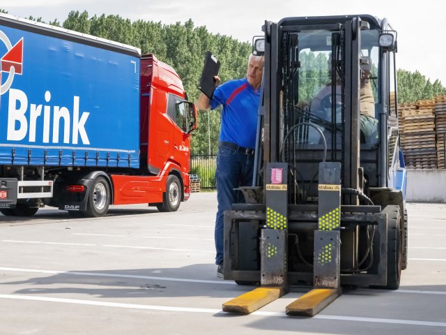 Transport voor Bouwmaat door St vd Brink