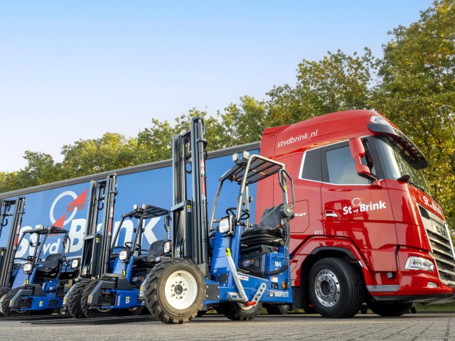 Bouwmaterialen transport door St vd Brink