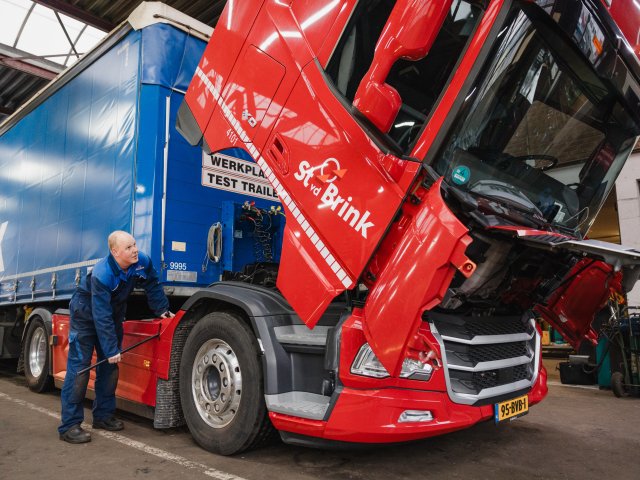 Monteur aan het werk bij St vd Brink