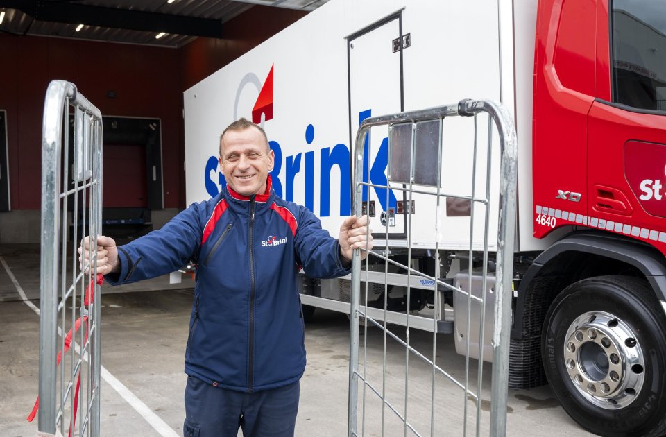 Transport met rolcontainers door St vd Brink