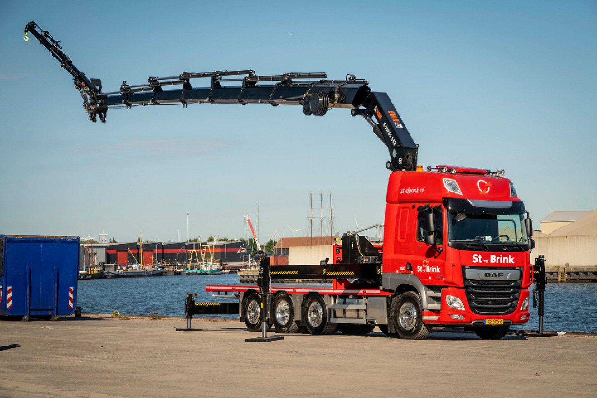 Kraanvrachtwagen voor St vd Brink in gebruik genomen